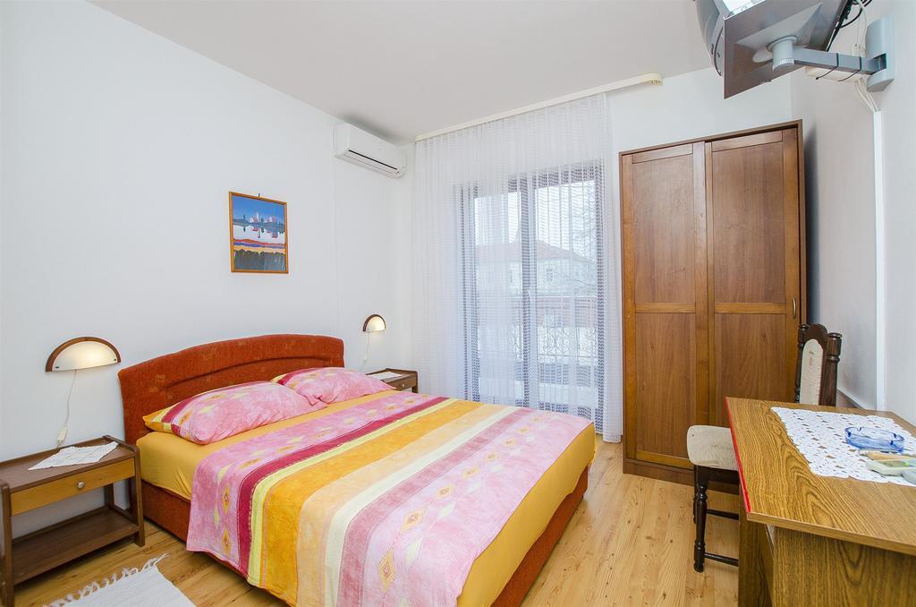 Apartments And Rooms Iva โตรกีร์ ภายนอก รูปภาพ