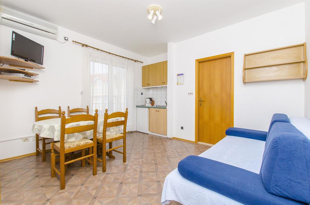 Apartments And Rooms Iva โตรกีร์ ภายนอก รูปภาพ