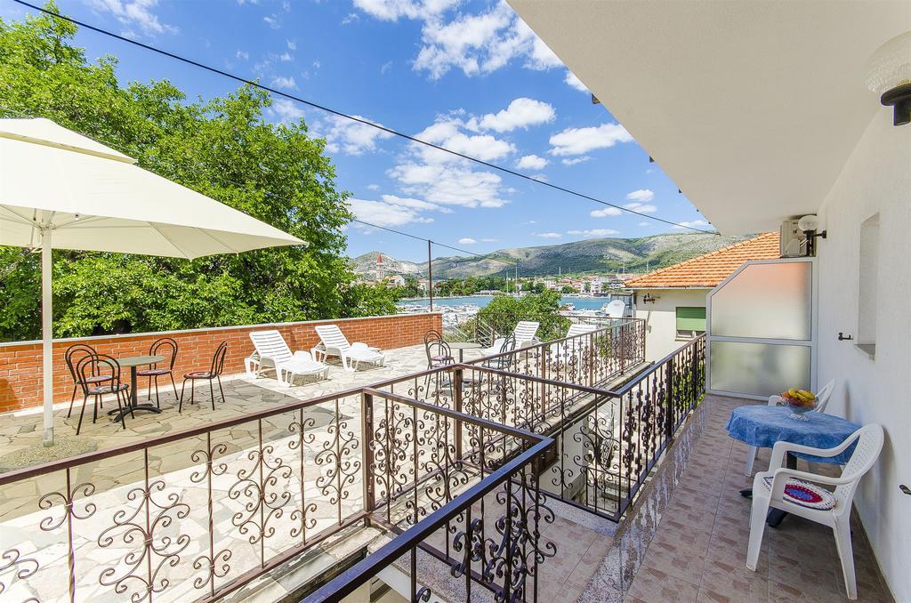 Apartments And Rooms Iva โตรกีร์ ภายนอก รูปภาพ