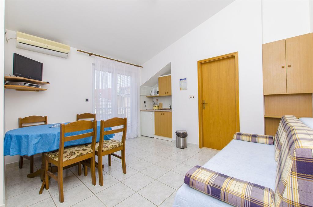 Apartments And Rooms Iva โตรกีร์ ภายนอก รูปภาพ