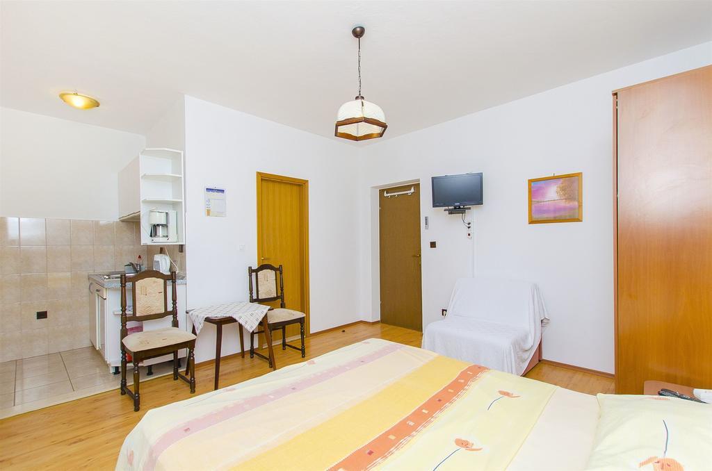 Apartments And Rooms Iva โตรกีร์ ภายนอก รูปภาพ