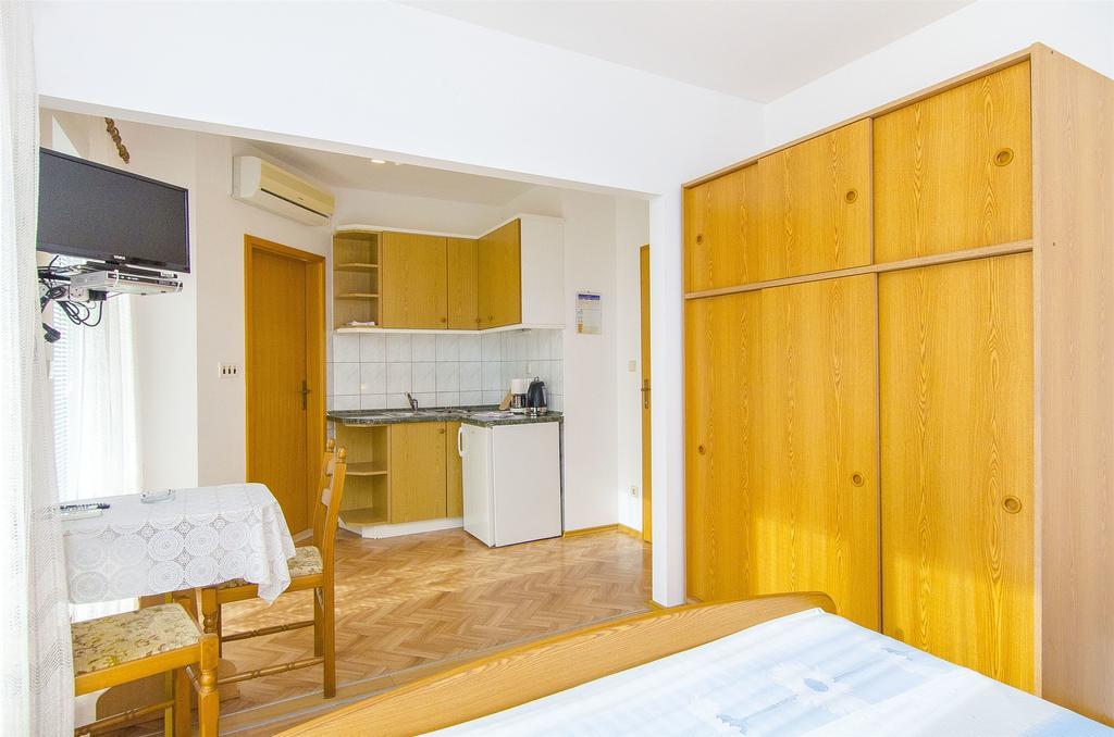 Apartments And Rooms Iva โตรกีร์ ภายนอก รูปภาพ