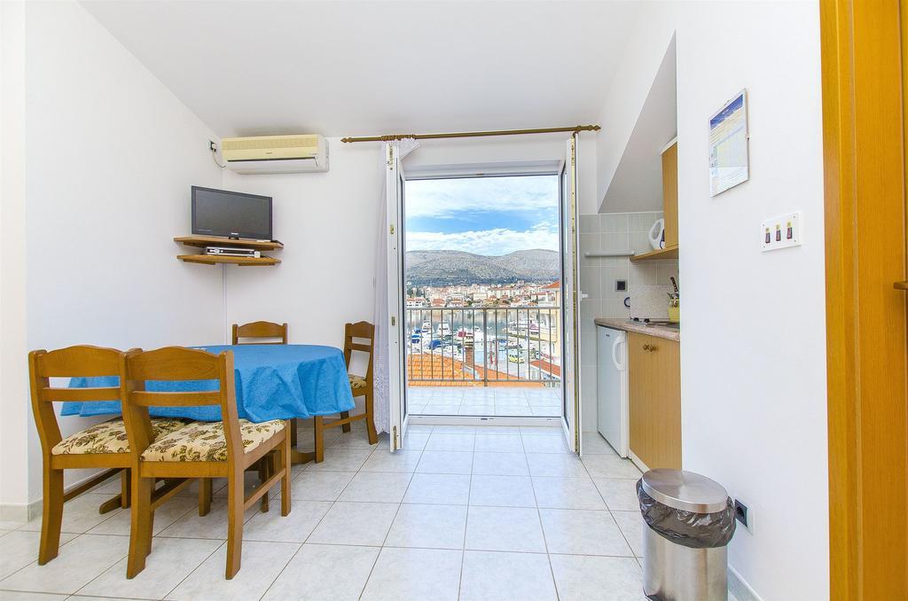 Apartments And Rooms Iva โตรกีร์ ภายนอก รูปภาพ
