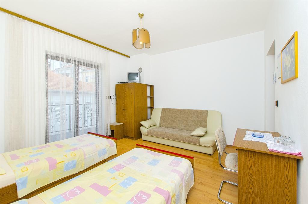 Apartments And Rooms Iva โตรกีร์ ภายนอก รูปภาพ
