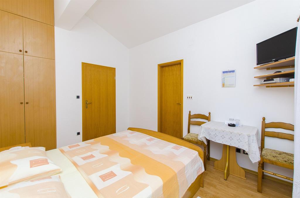 Apartments And Rooms Iva โตรกีร์ ภายนอก รูปภาพ