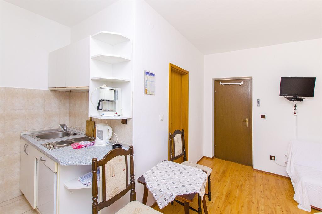 Apartments And Rooms Iva โตรกีร์ ภายนอก รูปภาพ