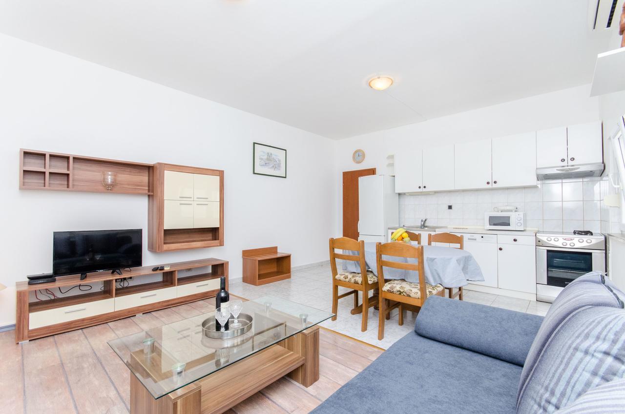 Apartments And Rooms Iva โตรกีร์ ภายนอก รูปภาพ
